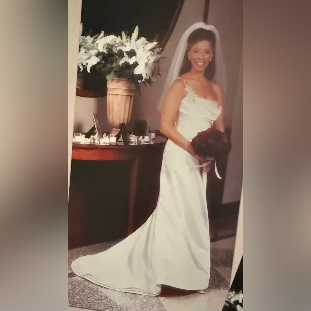 Wedding dress 25 years old. It doesn't have vera wang label.